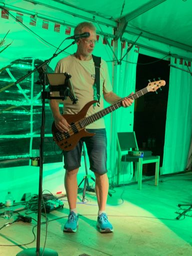 Norbie, der Bassmann von Baltic-live auf dem Marktplatzfest in Kellinghusen 2025